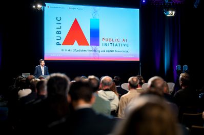 Am 28. April 2026 nahm Staatssekret&auml;r Alexander Pr&ouml;ll (l.) am ORF AI Day 2026 teil. Im Bild bei der Er&ouml;ffnungsrede.