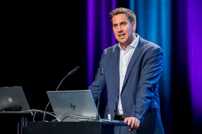 Am 28. April 2026 nahm Staatssekret&auml;r Alexander Pr&ouml;ll (im Bild) am ORF AI Day 2026 teil. Im Bild bei der Er&ouml;ffnungsrede.