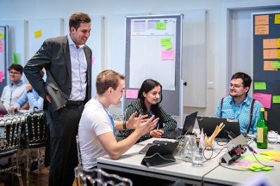 Am 5. Mai 2026 besuche Staatssekret&auml;r Alexander Pr&ouml;ll (2.v.l.) den Public AI Hackathon im Bundeskanzleramt.
