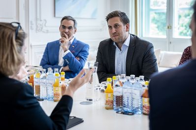 Am 7. Mai 2026 empfing Staatssekret&auml;r Alexander Pr&ouml;ll (m.r.) die Leiterin f&uuml;r globale Angelegenheiten bei Microsoft Lisa Monaco (l.) zu einem Arbeitsgespr&auml;ch im Bundeskanzleramt.