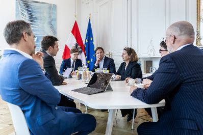 Am 7. Mai 2026 empfing Staatssekret&auml;r Alexander Pr&ouml;ll (2.v.l.) die Leiterin f&uuml;r globale Angelegenheiten bei Microsoft Lisa Monaco (3.v.r.) zu einem Arbeitsgespr&auml;ch im Bundeskanzleramt.