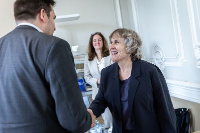 Am 7. Mai 2026 empfing Staatssekret&auml;r Alexander Pr&ouml;ll (l.) die US-Sondergesandte f&uuml;r Holocaustfragen Ellen Germain (r.) zu einem Arbeitsgespr&auml;ch im Bundeskanzleramt.