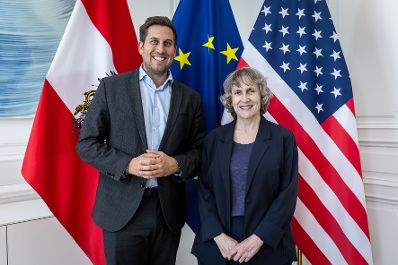 Am 7. Mai 2026 empfing Staatssekret&auml;r Alexander Pr&ouml;ll (l.) die US-Sondergesandte f&uuml;r Holocaustfragen Ellen Germain (r.) zu einem Arbeitsgespr&auml;ch im Bundeskanzleramt.
