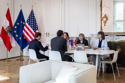 Am 7. Mai 2026 empfing Staatssekret&auml;r Alexander Pr&ouml;ll (2.v.l.) die US-Sondergesandte f&uuml;r Holocaustfragen Ellen Germain (2.v.r.) zu einem Arbeitsgespr&auml;ch im Bundeskanzleramt.