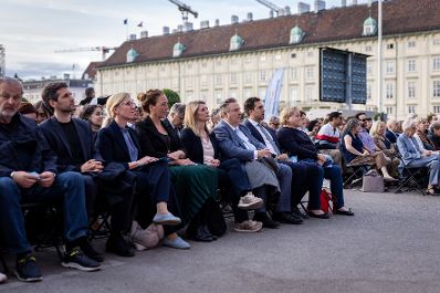 Am 8. Mai 2026 nahm Staatssekret&auml;r Alexander Pr&ouml;ll (7.v.l.) am Fest der Freude am Wiener Heldenplatz teil. Im Bild mit Bundesministerin Korinna Schumann (8.v.l.) und Wiener B&uuml;rgermeister Michael Ludwig (6.v.l).