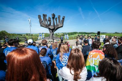 Am 10. Mai 2026 nahm Staatssekret&auml;r Alexander Pr&ouml;ll am Festakt zum Gedenken an die Befreiung des KZ-Gusen und KZ-Mauthausen teil. Im Bild David Roet (m.) israelische Botschafter in &Ouml;sterreich, bei einer Rede.