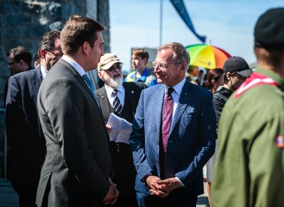 Am 10. Mai 2026 nahm Staatssekret&auml;r Alexander Pr&ouml;ll (l.) am Festakt zum Gedenken an die Befreiung des KZ-Gusen und KZ-Mauthausen teil. Im Bild mit dem Landeshauptmann von Ober&ouml;sterreich Thomas Stelzer (r.).