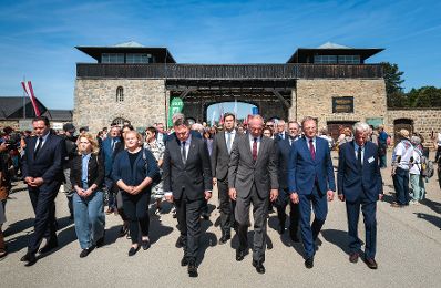 Am 10. Mai 2026 nahm Staatssekret&auml;r Alexander Pr&ouml;ll (m.) am Festakt zum Gedenken an die Befreiung des KZ-Gusen und KZ-Mauthausen teil. Im Bild gemeinsam mit Vizekanzler Andreas Babler (m.l.), Bundesminister Gerhard Karner (m.r.), Bundesministerin Korinna Schumann (3.v.l.), Bundesministerin Eva-Maria Holzleitner (2.v.l.), Bundesminister Norbert Totschnig (l.), Staatssekret&auml;r Josef Schellhorn (3.v.r.) und dem Landeshauptmann von Ober&ouml;sterreich Thomas Stelzer (r.).