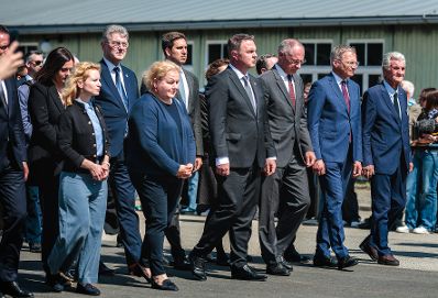 Am 10. Mai 2026 nahm Staatssekret&auml;r Alexander Pr&ouml;ll (m.l.) am Festakt zum Gedenken an die Befreiung des KZ-Gusen und KZ-Mauthausen teil. Im Bild gemeinsam mit Vizekanzler Andreas Babler (m.), Bundesminister Gerhard Karner (3.v.r.), Bundesministerin Korinna Schumann (2.v.l.), Bundesministerin Eva-Maria Holzleitner (l.) und dem Landeshauptmann von Ober&ouml;sterreich Thomas Stelzer (2.v.r.).