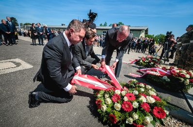 Am 10. Mai 2026 nahm Staatssekret&auml;r Alexander Pr&ouml;ll (m.) am Festakt zum Gedenken an die Befreiung des KZ-Gusen und KZ-Mauthausen teil. Im Bild gemeinsam mit Vizekanzler Andreas Babler (l.) und Bundesminister Gerhard Karner (r.).