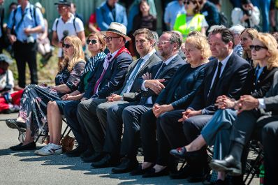 Am 10. Mai 2026 nahm Staatssekret&auml;r Alexander Pr&ouml;ll (m.) am Festakt zum Gedenken an die Befreiung des KZ-Gusen und KZ-Mauthausen teil. Im Bild gemeinsam mit Bundesministerin Korinna Schumann (3.v.r.), Bundesministerin Eva-Maria Holzleitner (r.), Bundesminister Norbert Totschnig (2.v.r.) und Staatssekret&auml;r Josef Schellhorn (m.r.).