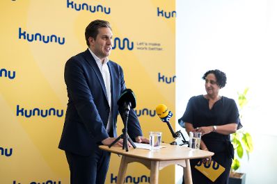 Am 13. Mai 2026 besuchte Staatssekret&auml;r Alexander Pr&ouml;ll (l.) die Kommunikationszentrale der kununu Austria GmbH.