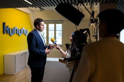 Am 13. Mai 2026 besuchte Staatssekret&auml;r Alexander Pr&ouml;ll (l.) die Kommunikationszentrale der kununu Austria GmbH.