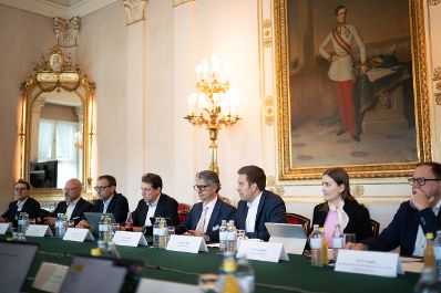 Am 13. Mai 2026 nahm Staatssekret&auml;r Alexander Pr&ouml;ll (3.v.r.) am Roundtable zur Altersverifikation &bdquo;digitale Plattformen&ldquo; im Bundeskanzleramt teil.