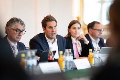 Am 13. Mai 2026 nahm Staatssekret&auml;r Alexander Pr&ouml;ll (2.v.l.) am Roundtable zur Altersverifikation &bdquo;digitale Plattformen&ldquo; im Bundeskanzleramt teil.