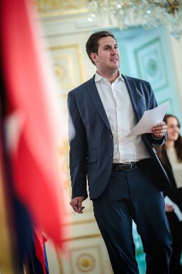 Am 13. Mai 2026 nahm Staatssekret&auml;r Alexander Pr&ouml;ll (im Bild) am Roundtable zur Altersverifikation &bdquo;digitale Plattformen&ldquo; im Bundeskanzleramt teil. Im Bild beim Doorstep.