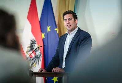 Am 13. Mai 2026 nahm Staatssekret&auml;r Alexander Pr&ouml;ll (im Bild) am Roundtable zur Altersverifikation &bdquo;digitale Plattformen&ldquo; im Bundeskanzleramt teil. Im Bild beim Doorstep.