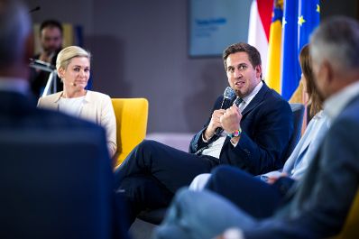 Am 19. Mai 2026 nahm Staatssekret&auml;r Alexander Pr&ouml;ll (m.l.) am Europa-Forum Wachau teil. Im Bild bei einer Paneldiskussion mit Patricia Neumann, Alexander Windbichler, Michael Krammer und Thomas Arnoldner.