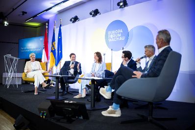 Am 19. Mai 2026 nahm Staatssekret&auml;r Alexander Pr&ouml;ll (m.l.) am Europa-Forum Wachau teil. Im Bild bei einer Paneldiskussion mit Patricia Neumann (m.r.) Alexander Windbichler (3.v.r.), Michael Krammer (2.v.r) und Thomas Arnoldner (r.).