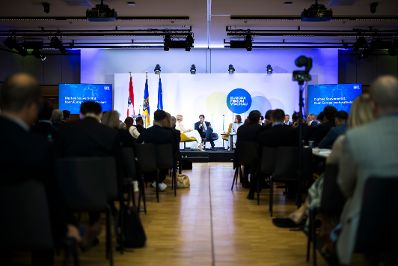 Am 19. Mai 2026 nahm Staatssekret&auml;r Alexander Pr&ouml;ll (m.l.) am Europa-Forum Wachau teil. Im Bild bei einer Paneldiskussion mit Patricia Neumann, Alexander Windbichler, Michael Krammer und Thomas Arnoldner.