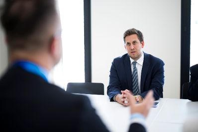 Am 19. Mai 2026 nahm Staatssekret&auml;r Alexander Pr&ouml;ll (r.) am Europa-Forum Wachau teil. Im Bild bei einem Arbeitsgespr&auml;ch mit dem rum&auml;nischen Staatssekret&auml;r Iulian Cosmin Margeloiu (l.).