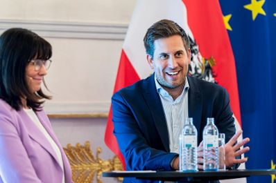 Am 20. Mai 2026 nahm Staatssekret&auml;r Alexander Pr&ouml;ll (r.) an der Veranstaltung "She goes AI" im Bundeskanzleramt teil. Im Bild mit WK&Ouml;-Pr&auml;sidentin Martha Schultz (l.).