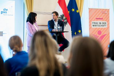 Am 20. Mai 2026 nahm Staatssekret&auml;r Alexander Pr&ouml;ll (r.) an der Veranstaltung "She goes AI" im Bundeskanzleramt teil. Im Bild mit WK&Ouml;-Pr&auml;sidentin Martha Schultz (l.).