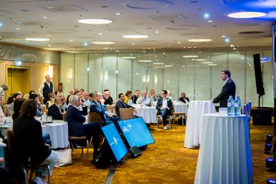 Am 21. Mai 2026 besuchte Staatssekret&auml;r Alexander Pr&ouml;ll (r.) im Rahmen der Digitalen Souver&auml;nit&auml;t Cisco Partner. Im Bild bei der Er&ouml;ffnungsrede.