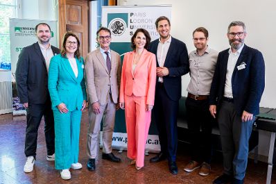 Am 26. Mai 2026 nahm Staatssekret&auml;r Alexander Pr&ouml;ll (3.v.r.) am IGF-Austria Forum teil. Im Bild mit der Landeshauptfrau von Salzburg, Karoline Edtstadler (4.v.r.).
