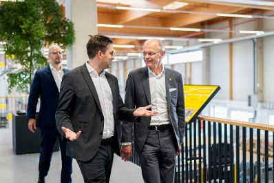 Am 27. Mai 2026 besuchte Staatssekret&auml;r Alexander Pr&ouml;ll (m.) das Logistikzentrum der &Ouml;sterreichischen Post AG. Im Bild mit dem CEO der &Ouml;sterreichischen Post AG Walter Oblin (r.).