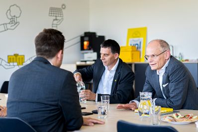 Am 27. Mai 2026 besuchte Staatssekret&auml;r Alexander Pr&ouml;ll (l.) das Logistikzentrum der &Ouml;sterreichischen Post AG. Im Bild bei einem Arbeitsgespr&auml;ch mit dem CEO der &Ouml;sterreichischen Post AG Walter Oblin (r.).