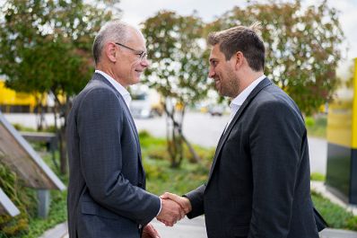 Am 27. Mai 2026 besuchte Staatssekret&auml;r Alexander Pr&ouml;ll (r.) das Logistikzentrum der &Ouml;sterreichischen Post AG. Im Bild mit dem CEO der &Ouml;sterreichischen Post AG Walter Oblin (l.).
