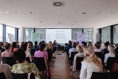 Am 28. Mai 2026 besuchte Staatssekret&auml;r Alexander Pr&ouml;ll im Rahmen seines Bundesl&auml;ndertages und der Initiative &bdquo;She goes AI&ldquo;, das Wirtschaftsf&ouml;rderungsinstitut in Salzburg.