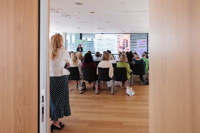 Am 28. Mai 2026 besuchte Staatssekret&auml;r Alexander Pr&ouml;ll im Rahmen seines Bundesl&auml;ndertages und der Initiative &bdquo;She goes AI&ldquo;, das Wirtschaftsf&ouml;rderungsinstitut in Salzburg.