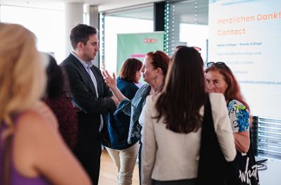 Am 28. Mai 2026 besuchte Staatssekret&auml;r Alexander Pr&ouml;ll (m.l.) im Rahmen seines Bundesl&auml;ndertages und der Initiative &bdquo;She goes AI&ldquo;, das Wirtschaftsf&ouml;rderungsinstitut in Salzburg.