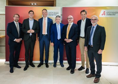 Am 28. Mai 2026 nahm Staatssekret&auml;r Alexander Pr&ouml;ll (2.v.l.) im Rahmen seines Bundesl&auml;ndertages an der Hauptversammlung des &Ouml;sterreichischen Apothekerverbandes zum Thema &bdquo;Digitalisierungsinitiativen der Bundesregierung&ldquo;, in Salzburg teil.