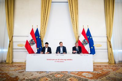 Am 3. Juni 2026 nahmen Staatssekret&auml;r Alexander Pr&ouml;ll (m.), Staatssekret&auml;r J&ouml;rg Leichtfried (r.) und Klubobmann Yannik Shetty (l.) am Pressefoyer nach dem Ministerrat teil.