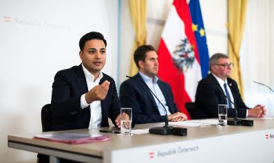 Am 3. Juni 2026 nahmen Staatssekret&auml;r Alexander Pr&ouml;ll (m.), Staatssekret&auml;r J&ouml;rg Leichtfried (r.) und Klubobmann Yannik Shetty (l.) am Pressefoyer nach dem Ministerrat teil.
