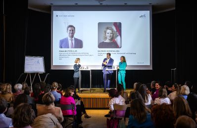 Am 15. Juni nahm Staatssekret&auml;r Alexander Pr&ouml;ll (m.) am Netzwerkforum "She goes AI - Connect" im Weltmuseum teil. Im Bild mit Moderatorin Ina Sabitzer (r.) und Bundesministerin Eva-Maria Holzleitner (l.).