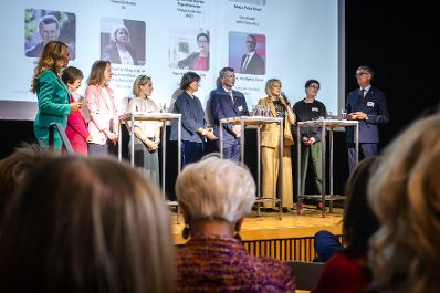 Am 15. Juni nahm Staatssekret&auml;r Alexander Pr&ouml;ll am Netzwerkforum "She goes AI - Connect" im Weltmuseum teil. Im Bild (von links nach rechts) Moderatorin Ina Sabitzer, Doris Schmidauer, Patricia Neumann, Bettina Dorfer-Pauschenwein, Petra Draxl, Horst Bischof, Martina Mara, Henriette Spyra und Wolfgang Ebner.