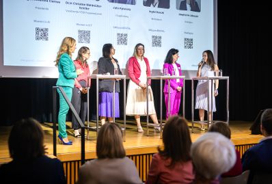 Am 15. Juni nahm Staatssekret&auml;r Alexander Pr&ouml;ll am Netzwerkforum "She goes AI - Connect" im Weltmuseum teil. Im Bild (von links nach rechts) Moderatorin Ina Sabitzer, Alexandra Clarnau, Christine Wahlm&uuml;ller-Schiller, Julia Katovsky, Ingrid Heschl und Stephanie Jakoubi.