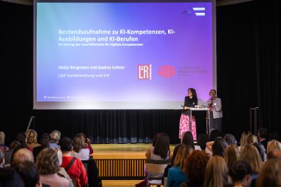 Am 15. Juni nahm Staatssekret&auml;r Alexander Pr&ouml;ll am Netzwerkforum "She goes AI - Connect" im Weltmuseum teil. Im Bild Nadja Bergmann (l.) und Andrea Leitner (r.).