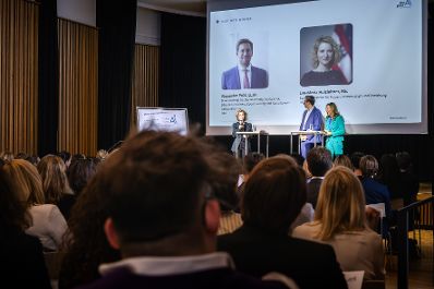 Am 15. Juni nahm Staatssekret&auml;r Alexander Pr&ouml;ll (m.) am Netzwerkforum "She goes AI - Connect" im Weltmuseum teil. Im Bild mit Moderatorin Ina Sabitzer (r.) und Bundesministerin Eva-Maria Holzleitner (l.).