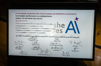 Am 15. Juni nahm Staatssekret&auml;r Alexander Pr&ouml;ll am Netzwerkforum "She goes AI - Connect" im Weltmuseum teil. Im Bild die unterschriebene &bdquo;She goes AI&ldquo; - Charta.