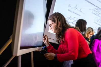 Am 15. Juni nahm Staatssekret&auml;r Alexander Pr&ouml;ll am Netzwerkforum "She goes AI - Connect" im Weltmuseum teil. Im Bild Alexandra Clarnau beim unterschreiben der &bdquo;She goes AI&ldquo; - Charta.