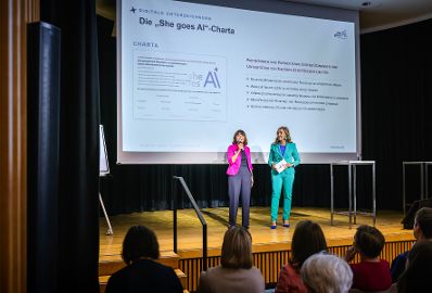 Am 15. Juni nahm Staatssekret&auml;r Alexander Pr&ouml;ll am Netzwerkforum "She goes AI - Connect" im Weltmuseum teil. Im Bild Moderatorin Ina Sabitzer (r.) und Heidrun Strohmeyer (l.).