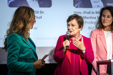 Am 15. Juni nahm Staatssekret&auml;r Alexander Pr&ouml;ll am Netzwerkforum "She goes AI - Connect" im Weltmuseum teil. Im Bild Moderatorin Ina Sabitzer (l.), Doris Schmidauer (m.) und Patricia Neumann (r.).
