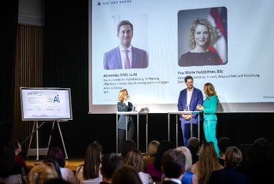 Am 15. Juni nahm Staatssekret&auml;r Alexander Pr&ouml;ll (m.) am Netzwerkforum "She goes AI - Connect" im Weltmuseum teil. Im Bild mit Moderatorin Ina Sabitzer (r.) und Bundesministerin Eva-Maria Holzleitner (l.).