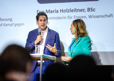 Am 15. Juni nahm Staatssekret&auml;r Alexander Pr&ouml;ll (l.) am Netzwerkforum "She goes AI - Connect" im Weltmuseum teil. Im Bild mit Moderatorin Ina Sabitzer (r.).