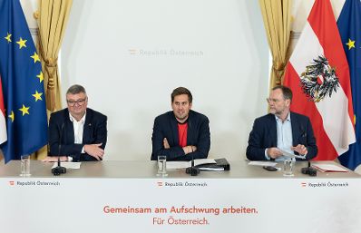 Am 17. Juni 2026 nahmen Staatssekret&auml;r Alexander Pr&ouml;ll (m.), Staatssekret&auml;r J&ouml;rg Leichtfried (l.) und Staatssekret&auml;r Josef Schellhorn (r.) am Pressefoyer nach dem Ministerrat teil.